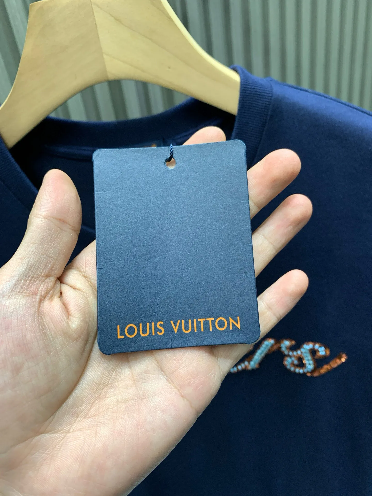 🅿️240 🀄️ Louis Vuitton 1V 2025 new hand-beaded embroidered short-sleeved T-shirt 40S pure cotton plain 100% cotton fabric 280g This T-shirt is made of soft cotton and uses beaded embroidery to express the 1V Lovers logo. It can inject an elegant atmosphere into daily looks. The fabric has good breathability and sweat permeability and can absorb sweat and micro-perspiration from human skin. It is more comfortable to wear in summer without sticking to the human body, and truly achieves breathable and sweat-absorbing effects. Sequin embroidery is also called bead embroidery or sequin embroidery. It is a type of embroidery machine. Materials with a hard texture, flat surface and high smoothness are selected to place the sequins on the fabric in the specified direction. At the same time, the embroidery needle pierces the fabric at the center of the sequins to fix the position of the sequins. The beaded part has a protruding three-dimensional surface, forming a full, embossed and undulating effect. The three-dimensional texture beads that add patterns are dyed with the original color to create a gradient beading effect. The color effect is saturated and bright, covering the entire surface and achieving the original effect. The number of particles is clear, and the overall three-dimensional effect is outstanding.